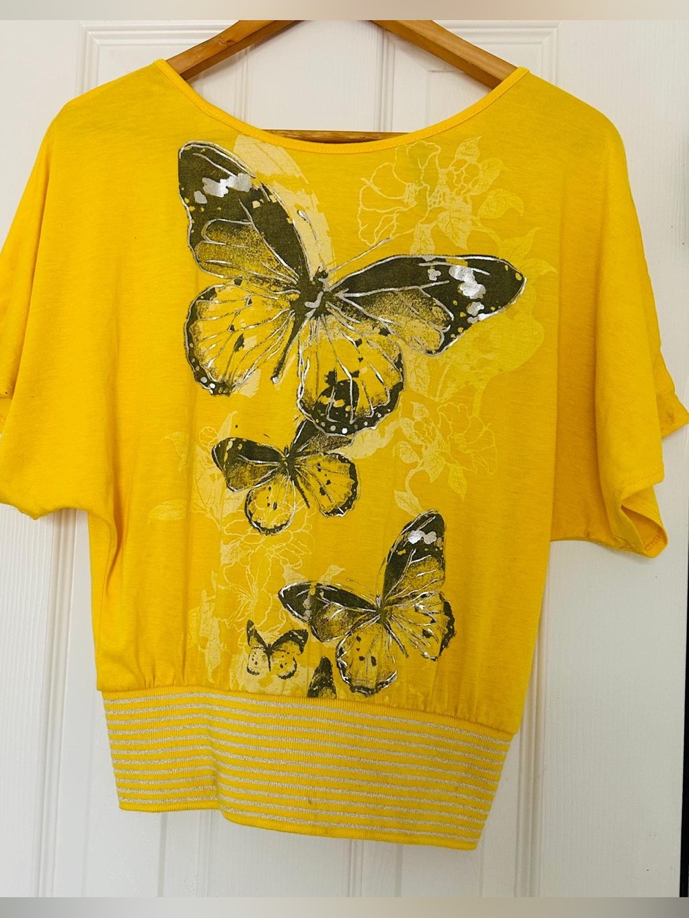 chic Yellow Butterfly Graphic Short Sleeve Top